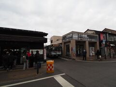 駅前のバス乗り場。
なんだか昭和のバス乗り場の雰囲気も残るいい感じ。
寅さんの映画にも出て来そうな佇まい。