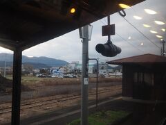 豊後森駅およそ40分遅れの17時6分着。
豊後森駅出発ムービー
https://youtu.be/Z4KXSWuXiF0
下り特急列車と行き違い。おそらく3時間少々遅れの特急ゆふ3号だと思われます。
本来は別府行きなんですが、方向幕には「大分」の文字。
大分－別府間をカットして正常運転に近づけようと（運転整理と言います）してるのかと。
これで少しでも遅れを取り戻そうとしてるようです。