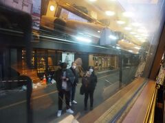 日田駅42分遅れの17時34分。
この駅から数人のお客さんが2号車に乗り込んできました。