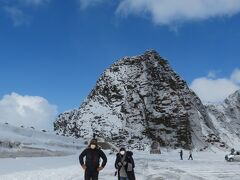 オロンコ岩の展望台は登る勇気がなかったので（すべりそうで）
その先のトンネルを抜けて三角岩まで。

てんき、上々じゃないですか。
