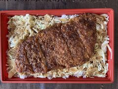 いつ行っても大人気で入ったことのないお店です。
今の時期スキーに行くのか帰ってきたのか外国人もたくさん並んでいました。
ただお弁当売り場は空いています。
写真はロースのソースカツ丼弁当。
200gの大きなカツにやや甘めのソース。
豚肉も濃厚な豚肉の味が良い感じ。
確かに人気なのはわかりますが、行列に並ぶほどでもなく、感動するほどでもないと思います。
