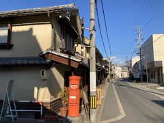 旧谷街道という道沿いにレトロな街並みが続きます。
倉敷や川越とはまた違った街並みですが、ガラガラですね。
観光客はみんな隣町の小布施や長野にいっちゃうんでしょうね。