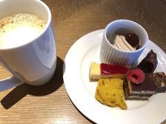 アフタヌーンティーの時間帯にエグゼクティブラウンジにお邪魔しました。