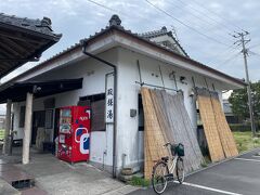 指宿ではあえて砂湯などには行かず鄙びた公衆浴場に行ってみる。
まず向かったのは二月田温泉 殿様湯。島津家の殿様が愛湯した温泉。