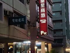 大通りにある方じゃなくて、裏通りの支店に誘導された。