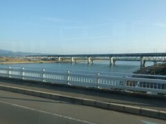 　JR久留米駅を出ると、さっそく筑後川を渡ります。これで佐賀へ突入！…ではなく、川向うも久留米市の長門石。

