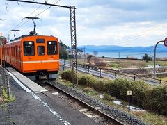 伊野灘駅には、13:00に到着です。湖が見える駅です。
RAILWAYS主人公・肇さんの実家の想定の駅です。この駅も下車する人は、稀な感じです。