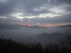 4日目。雲海を見に行くために朝5時半に起床。
宿の付近は全く霧が出ていなかったし、ネット(雲海出現NAVI)の出現率も低かったので、今日は雲海は見れないかなと思いながらも、雲海スポットの国見ケ丘展望台へ。車で山道を登ること７～８分で到着。
日の出の15分ほど前に到着したら、既に駐車場がほぼ満杯で、展望台にもたくさんの人たちが来ていました。