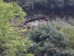 なんとなく三日月型の穴があるのはわかりました。
高千穂、いたるところに神話に関する言い伝えがあって、興味深い場所が多いです。

玉垂れの滝を見逃してしまいました…。
