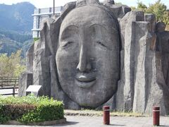 全国旅行支援の地域クーポンをまだ利用していなかったので、大きな天細女命のオブジェのある「道の駅 高千穂」でお土産を爆買い。お菓子や、地鶏の炭火焼、高千穂カレーなどを購入し6,000円分を一気に使い切りました。

次の目的地の熊本へ向かいます。