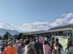 山道をくねくね登り、10分程度で公園に到着☆

途中、一般車が駐車場に入るために列を連ねていましたが、バスやタクシーが優先なので、シャトルバスは地元の駆り出されたジイさん誘導員の指示の下、グイグイ山道を登ります。笑

たぶん、小さな町の期間限定イベントに観光客が大勢訪れているものだから、誘導員も地元のヨボヨボなジイさんたちが駆り出されている感じで、ホントに足腰悪そうな感じの人もいたので、きっとバンテリンでも塗って頑張っているんだと思います。笑
(個人の感想、主観です。)

終点のバスのりば周辺は、バスがバックする際、声を張って誘導しなければならないので、さすがに、バリバリ20代の若者がテキパキ頑張って誘導していました☆
