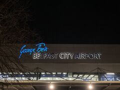 北アイルランドの首府、ベルファスト。
ベルファストには2つ空港がありますが、こちらの空港がシティに近くて便利。
https://www.belfastcityairport.com/

ジョージ・ベストって誰？
1960年代に一時代を築いた、ベルファスト出身の元サッカー選手だそう。彼が亡くなった翌年、2006年5月にわざわざ「ベルファルト・シティ空港」が「ジョージ・ベスト・ベルファスト・シティ空港」に改称されたということなので、よっぽど偉大な選手だったのでしょう。