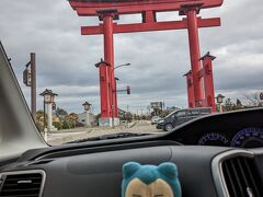 満腹になったところで近くのカーシェアを借りて弥彦神社へドライブ。

この辺りは完全なクルマ社会で、公共交通機関での観光はちょっと厳しめ。弥彦神社へはJRが1～2時間に1本程度走ってますが、それ以外の観光スポットは駅から数キロ歩くかタクシー以外交通手段がない。バスはコミュニティバスが平日に数本くらい（調べたけど休日は運休だった）。テレ東の番組じゃないけど路線バスでの移動はだんだん厳しくなってきました