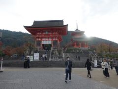 　清水寺の正面に着きました。清水寺の創建は７７８年と平安遷都以前に遡ります。