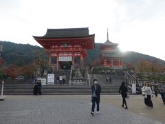 　清水寺の正面に着きました。清水寺の創建は７７８年と平安遷都以前に遡ります。