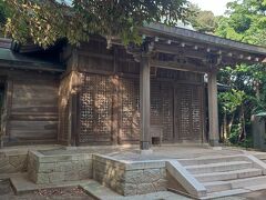 黒木神社。「クロギ」と読むのですって！知らなかった。

実は西ノ島の港から歩いてすぐ。2分ほどで着いてしまいます。ただし、神社まで少し階段を上ります。

境内までプラス約5分ほど。御所跡も見学したり、絶景ポイントから写真を撮ったりしていると、あっという間に30分は経ってしまいました。

雨上がりの境内、素敵でした。

後醍醐天皇をまつっています。現在は県史跡にも指定。
島内には、他にも後鳥羽上皇にゆかりのある場所がいくつもありますが、今回は時間の都合で黒木神社のみになりました。