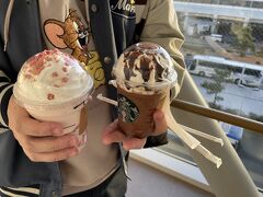 スタバに寄ったあと、お土産屋さんでクーポンを使って名古屋土産を買いました。それを持って北海道へ（笑）