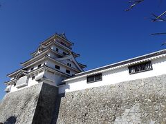 唐津城は天守閣を頂点に左右に広がる松林と相まって、鶴に見えることから、別名
舞鶴城
とても優美なお城と景観でした。