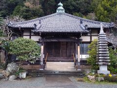 ペリーが来航した時ペリーロードを行進してこのお寺に招かれたそうです。
また、勝海舟が坂本龍馬の脱藩に関して土佐藩主山内容堂に許しを請う為に会った場所で許す条件に勝海舟は飲めないお酒を飲んだ所とされています。
隣に有料ですが歴史館があります。
