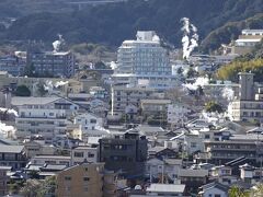 さぁ別府に着いたよ
日本１位の湧出量を誇る別府八湯のひとつ、鉄輪温泉（かんなわおんせん）
温泉の湧出量では日本最大である別府の源泉の大半が鉄輪に集中しているそうだ
それを裏付けるように、湯けむりがもうもうと上がっていて壮観だ