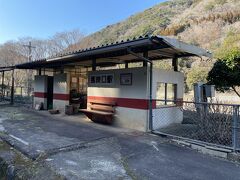 人吉までの道中、球磨川沿いに車を走らせた。
2020年熊本豪雨災害の肥薩線の被災状況を見ながら人吉へ向かった。
那良口駅。