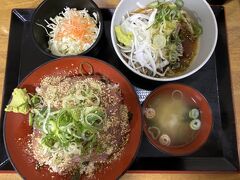 福岡でランチ食べてから出発する段取りで、昼食ははじめ前田屋を狙ったものの、なかなか並びそうだったのでゴマサバにしました。