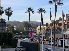 
奥のほうにうっすらと見えました。

夢のＨＯＬＬＹＷＯＯＤ～～

このくらいで私には十分です。