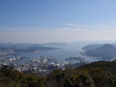 そしてこれこそが、標高364mの弓張岳から見た絶景である。
「どうだいこの清々しい青空、まいったか北海道民」とでも言わんばかりである。
舞鶴と呉のいいとこ取りしたような景観でもある。
「ニイタカヤマノボレ１２０８」の針尾送信所まで目視できた。

余談だが闘将・山口多聞が座乗した空母「飛龍」の母港がまさに佐世保港であり、奇跡の駆逐艦「雪風」が建造されたのが佐世保海軍工廠である。