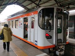 かわいらしい２両の電車に乗り、(途中乗り換え)電鉄出雲市へ。
JR特急に乗り替えて玉造温泉まで移動します♪

