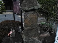 上野の丘には、円壽寺が。
元の名前は岩屋寺で、石仏も当時は境内の一部でした。
大友氏の庇護を受け、鎌倉時代の宝塔が何食わぬ顔で建っています。