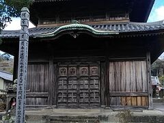 本堂のずっと手前に金堂(本尊を収める)があるお寺。
開かずの扉です。