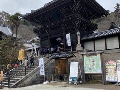 西国三十三所観音霊場第八番、真言宗豊山派総本山長谷寺へ。
入場料は500円です。
仁王門は1889年に再建されたもの。