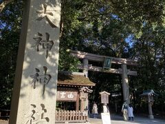 三輪山大神神社へ。
二の鳥居前で降車しました。
三輪山を御神体としているそうです。
