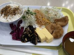 東横イン大阪なんば西の朝食です。おかずはこれで全種類ということで、今まで泊まった東横インの中で一番品数が少なかったかも？

それでも、無料なので我慢我慢。
自宅での日々の朝食よりは充実しているので。