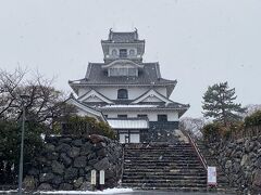 再建されたお城。
閉店時間だったので入ってませんが資料館のようです。