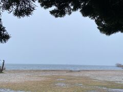 近くで琵琶湖見れました！
湖だから波は無いと聞いてましたが、確かに無かった。
写真は曇りに見えるけど、雪がけっこう降ってます。
視界も悪いです。