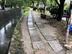 銀閣寺を後にして、南禅寺へ、哲学の道を歩きます。お天気が悪いこともありましたが、ほんとうに人が少なかったです。