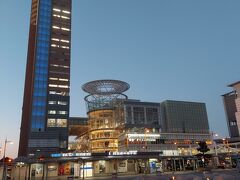 高松シンボルタワーと駅前広場。