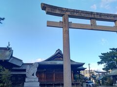 松江しんじ湖温泉のすくそばにある須衛都久神社。漢字は「すえつぐ」と読むのだそうだ。創建はわかっていないが、出雲の風土記にもでていることから、733年以前にはすでに存在していたのではないかと言われている神社だ。現在の社殿がいつ作られたのかも調べてみたがでてこなかった。