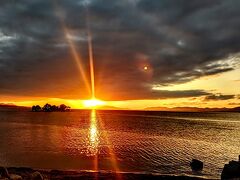 夕暮れのこの時間帯、嫁ヶ島と2体の袖師地蔵がとても神々しく感じる瞬間でもある。宍道湖は波が穏やかなので湖面に夕日が反射する様子が素晴らしい