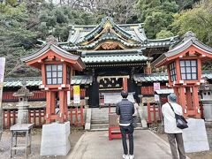 でもね、この境内にはもっともっと素晴らしい建築の御利益が受けられる神社が沢山あるんですよ。ここは八千戈(やちほこ)神社、こちらは開運、スポーツ、武道の必勝の神様よ。すごい建物ですよ。