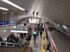 8:52　淀屋橋駅着
大阪の地下鉄ホームは踊り場があって面白い