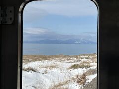 進行方向左手に陸奥湾を見ながら列車は北を目指して走ります。

有戸駅から吹越（ふっこし）駅間を走行中の車窓から見た景色ですが、陸奥湾の先に釜臥山（かまふせやま）と恐山山地が見えました。