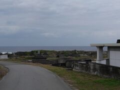 祖納の集落にバスが入り、海岸に出ると立派なお墓がたくさんの墓地がありました。
海を見ながら永眠ってことなんでしょうか。
圧巻でした。