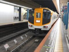 大阪難波駅。

伊勢神宮がある伊勢市駅まで近鉄特急で向かいます。
ビスタカー（30000系）賢島行きに乗車。