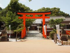 12：41　玉津島神社
その昔、この辺りには海に島が玉のように点在していて、古くは社殿は無く、松の古木が一本あっただけでした。
その後、社殿を建てたそうですが、一夜にして嵐で砂に埋もれてしまったと伝わります。