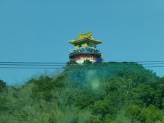 山を下ってくると天気も回復し（単に鈴鹿山脈に雪雲がかかっていただけかもしれません）風は少々ありますが、暖かな日差しも見られるようになりました。

伊勢二見鳥羽ラインを走ると山の上にお城のようなものが見えてきました。添乗員さんは「御城ではありません」としかアナウンスしませんでしたが、伊勢安土桃山文化村『ともいきの国、伊勢忍者キングダム』というテーマパークらしいです。2日間で合計5回も見ることになります。