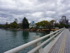 西平和大橋。

ここは、「夕凪の街　桜の国」で、何度か出てきた橋です。
しばし佇んで川を見ていました。