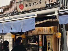 人が少ないけれど人気店はそれなりに並ぶ。コロナ禍で食べ歩きは禁物なので持ち帰りに。