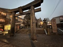 雲仙地獄めぐりに温泉神社の横から歩いて行けるはずですが、霧が濃くて小雨模様の為、断念しました。